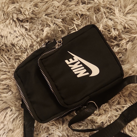 NEW NIKE CROSSBODY PURSE - Picture 1 of 3